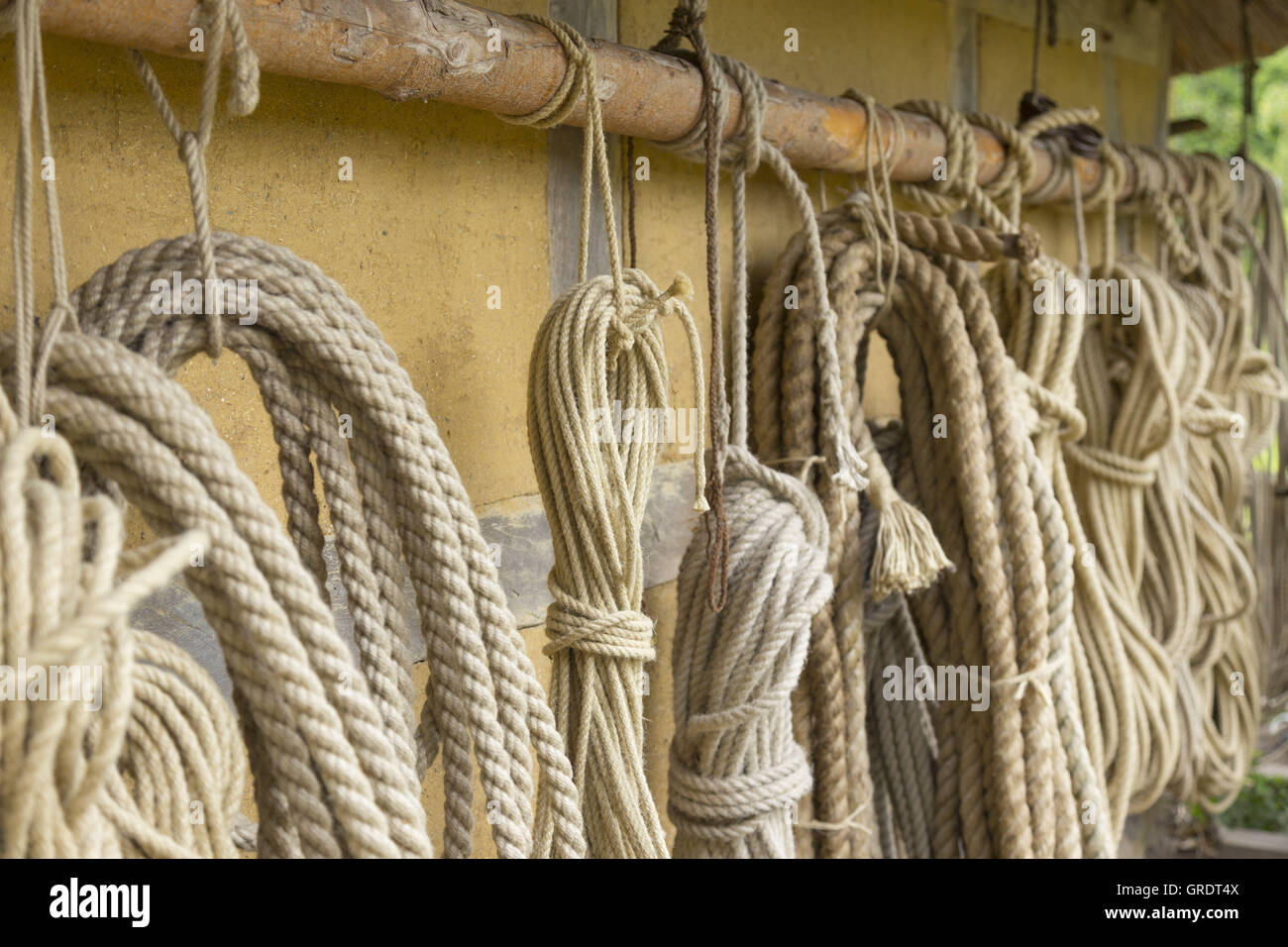 Diverse funi appeso ad un palo di legno Foto Stock