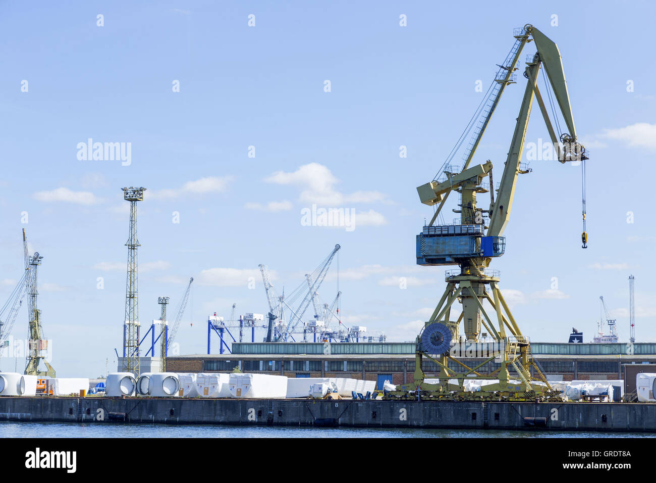 Grande gru sulla banchina di Warnemunde Foto Stock