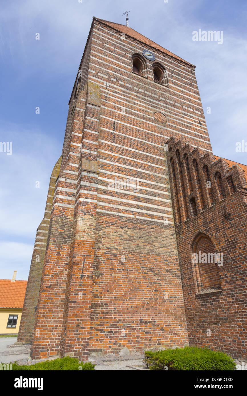 Massiccia torre della chiesa in Stege sull'isola Moen Foto Stock