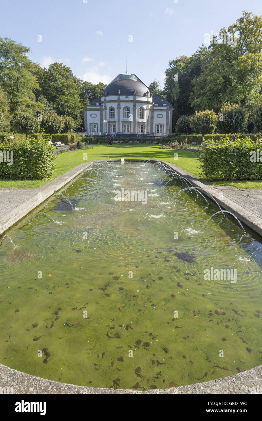 Edificio del teatro con una fontana nei giardini del centro termale di Bad Oeynhausen Foto Stock