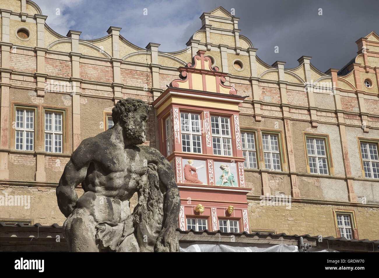 Weathered uomini statua di fronte al castello di Bernburg Sassonia-Anhalt Foto Stock