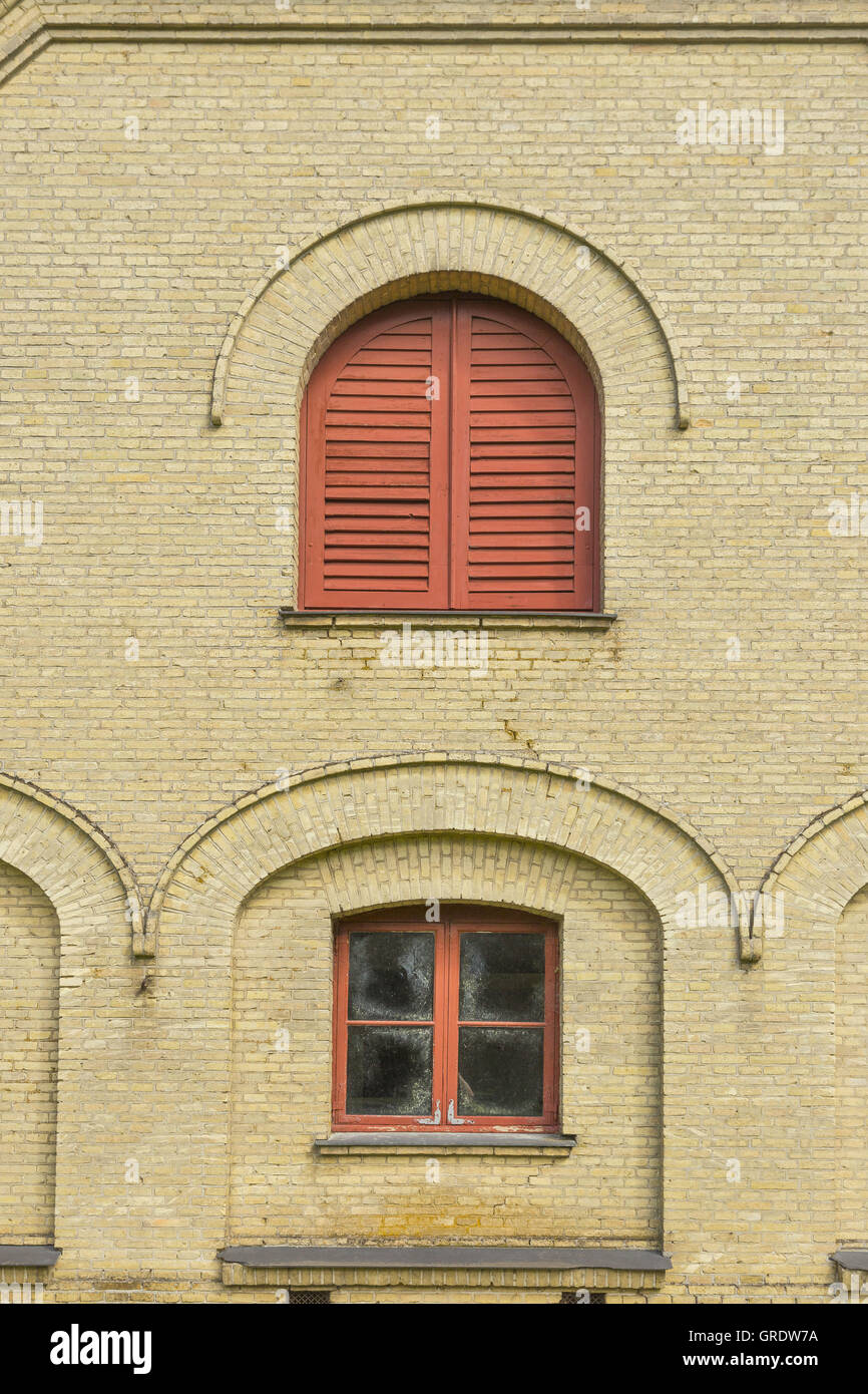 Le finestre e le persiane in un piccolo edificio a Fuglsang Foto Stock