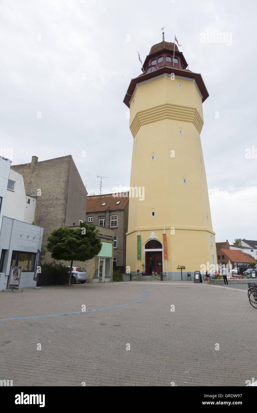 Vecchia Torre di acqua, che viene utilizzato come un museo e il Cafe In Nykobing Foto Stock