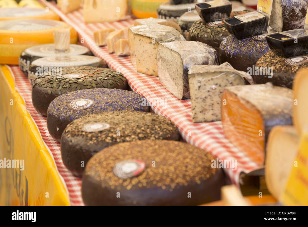 Vari formaggi decorati le ruote su un mercato in stallo Foto Stock