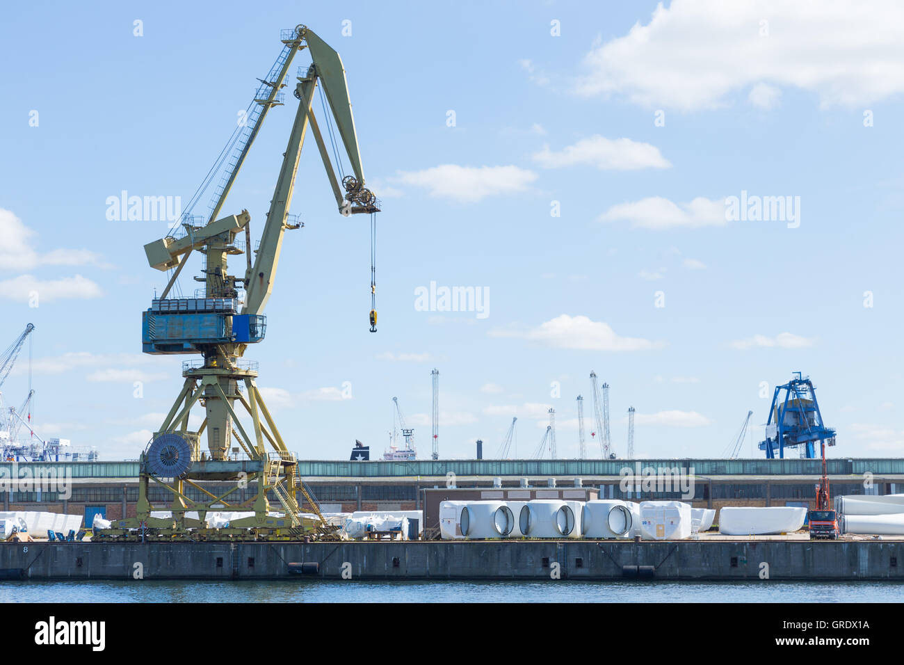 Grande gru sulla banchina di Warnemunde Foto Stock