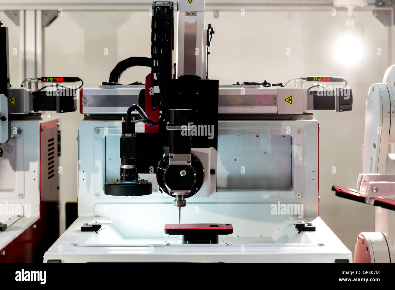 Lavorazione dei metalli macchina CNC. Il taglio di metallo moderna tecnologia di elaborazione Foto Stock