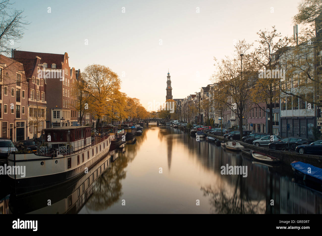 Chiesa Westerkerk e canal al mattino in Amsterdam, Paesi Bassi.bella stagione autunnale di Amsterdam, Paesi Bassi. Foto Stock