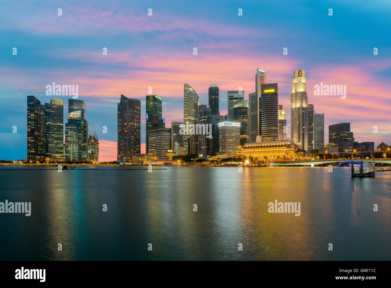 Singapore Costruzione grattacielo di Marina Bay nella notte di Singapore. Foto Stock