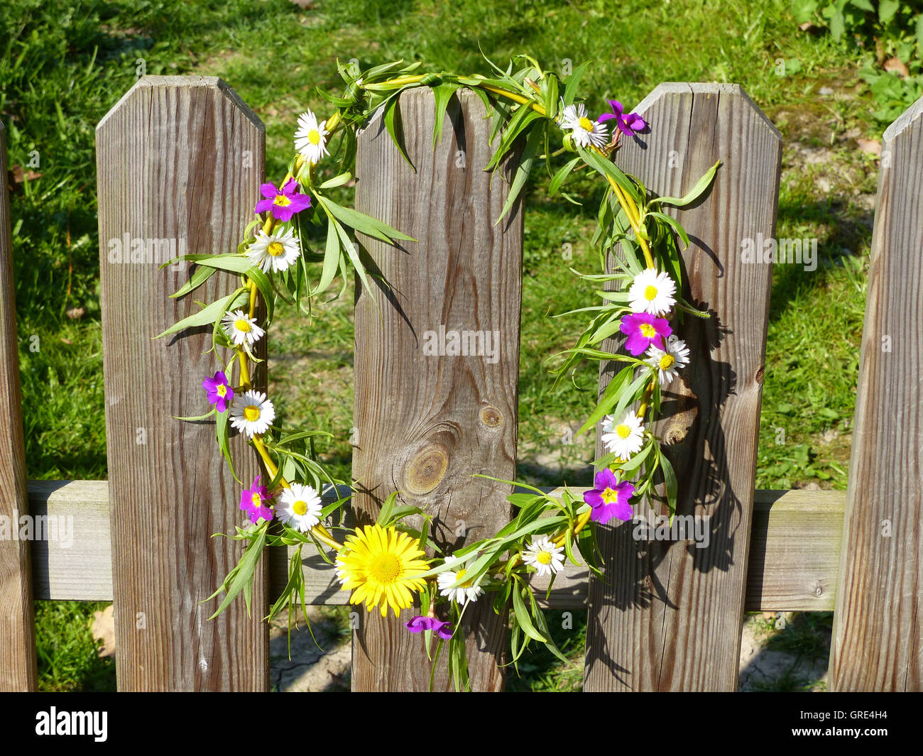 Ghirlanda floreale al giardino recinto Foto Stock