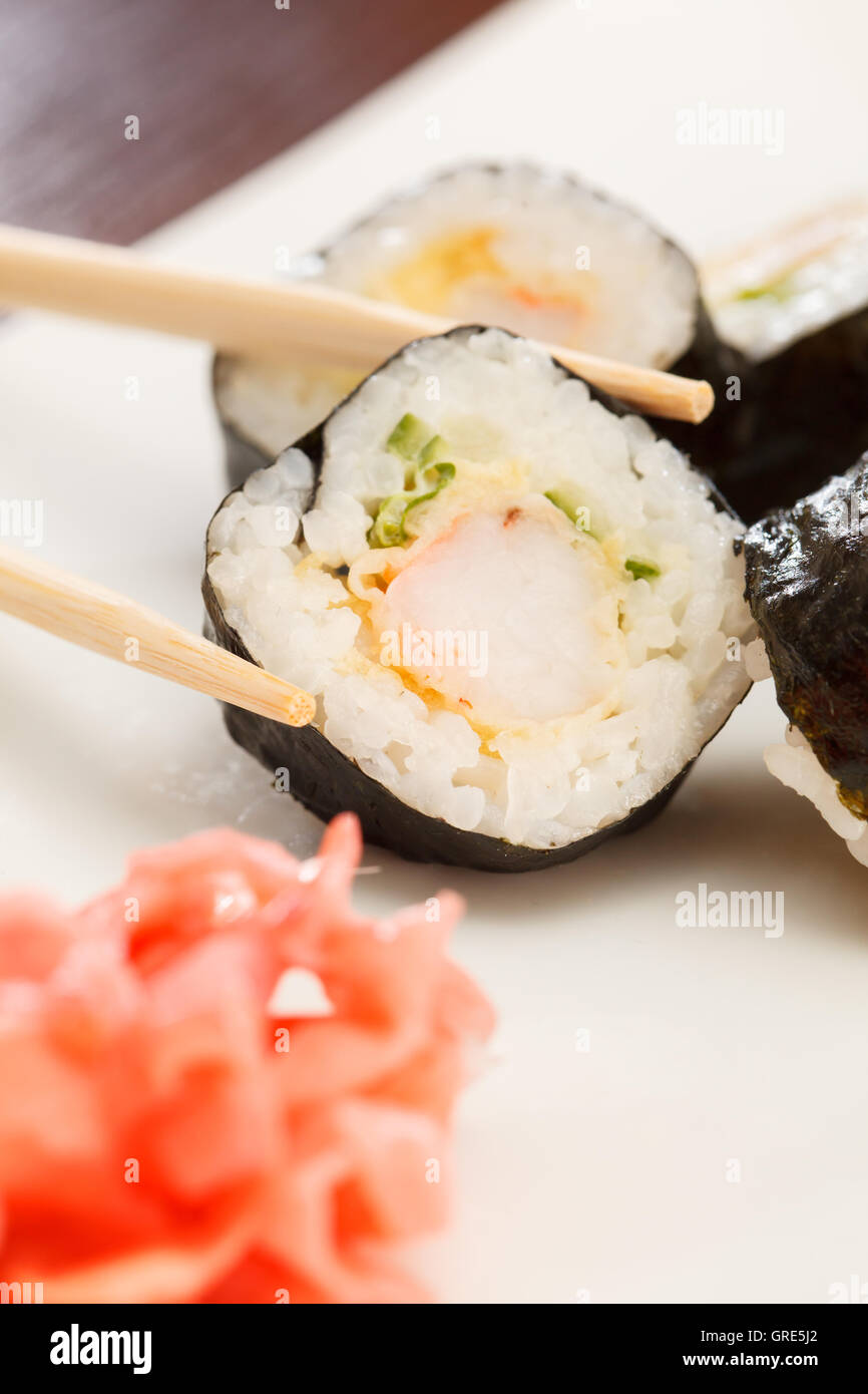 Il sushi con bacchette Foto Stock