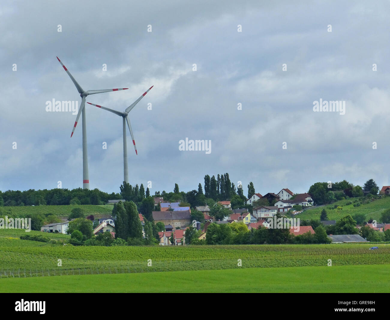Spiesheim, villaggio nell'Area Vinegrowing di Rhinehesse, sotto imminente nubi della tempesta depressione Elvira fine maggio 2016 Foto Stock