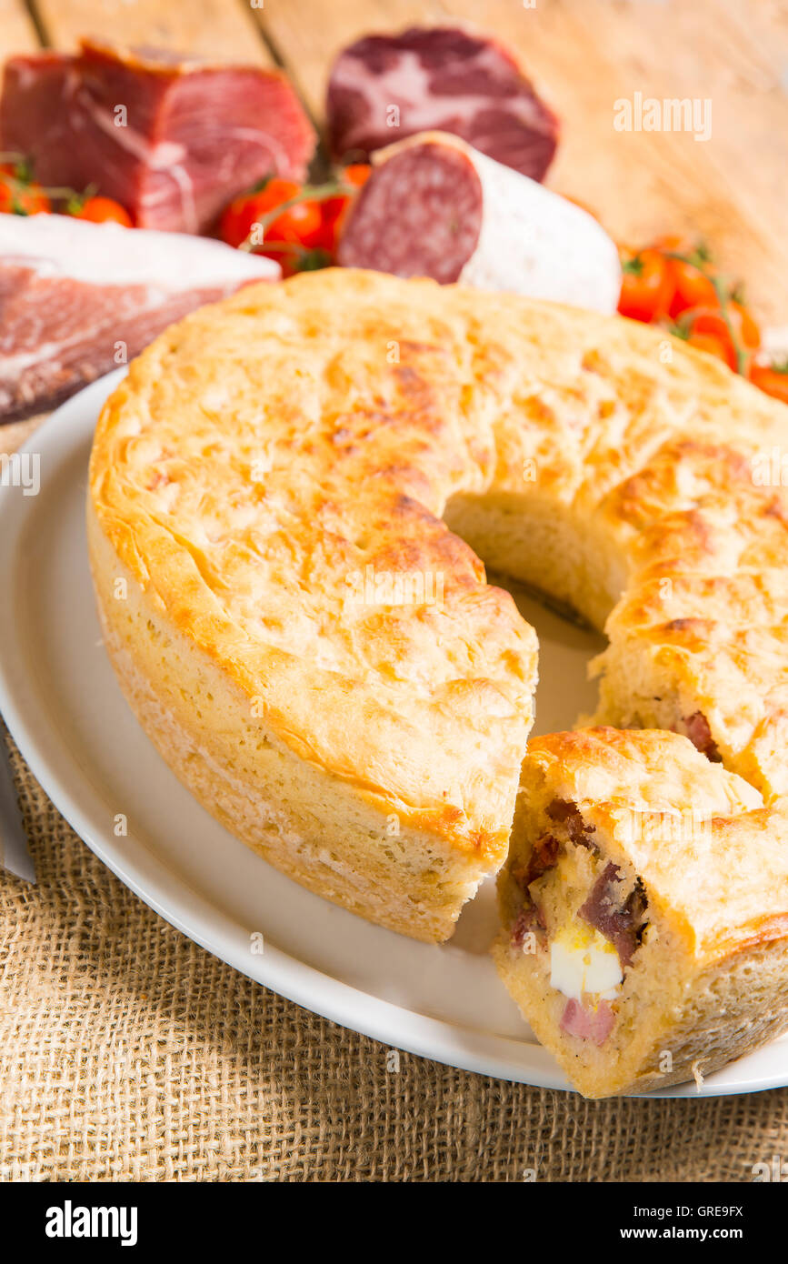 Casatiello napoletano con la classica forma a ciambella Foto Stock