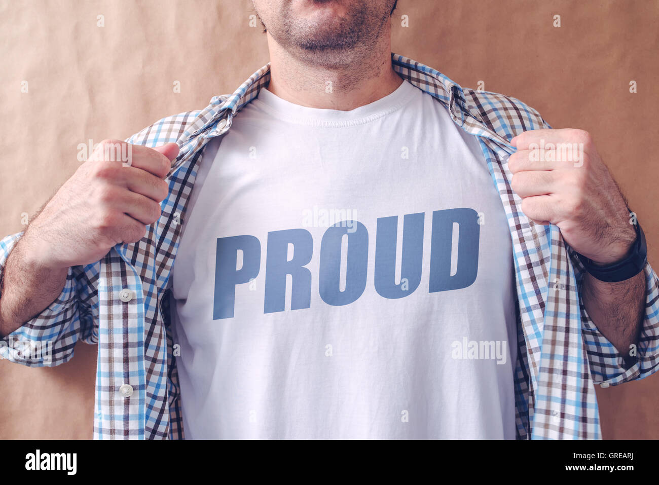 Guy rivelando la sua maglietta con orgoglio il titolo, orgoglio e arroganza concetto. Foto Stock