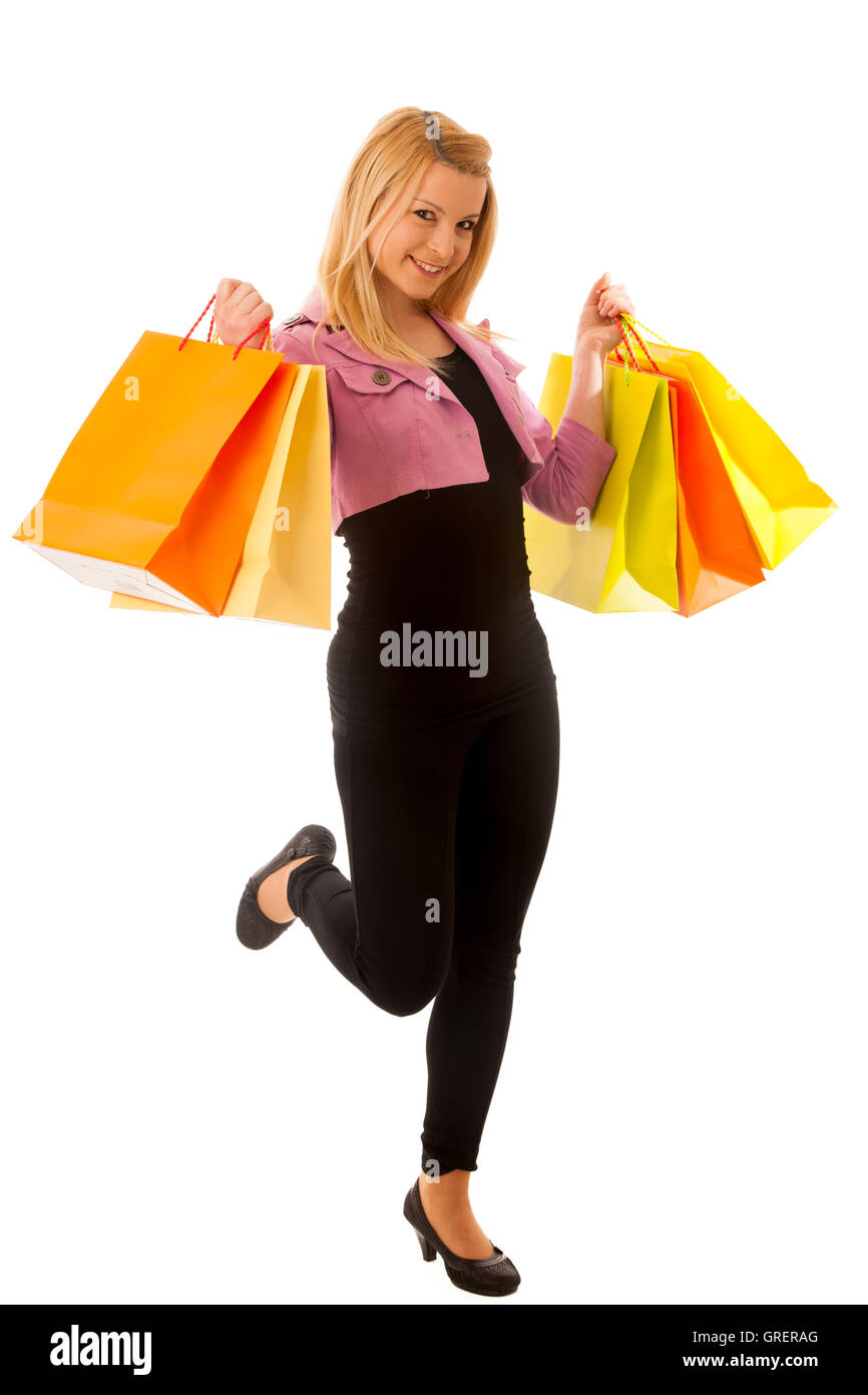 Carino donna bionda con lo shopping vibrante sacche isolate su sfondo bianco studio shot Foto Stock
