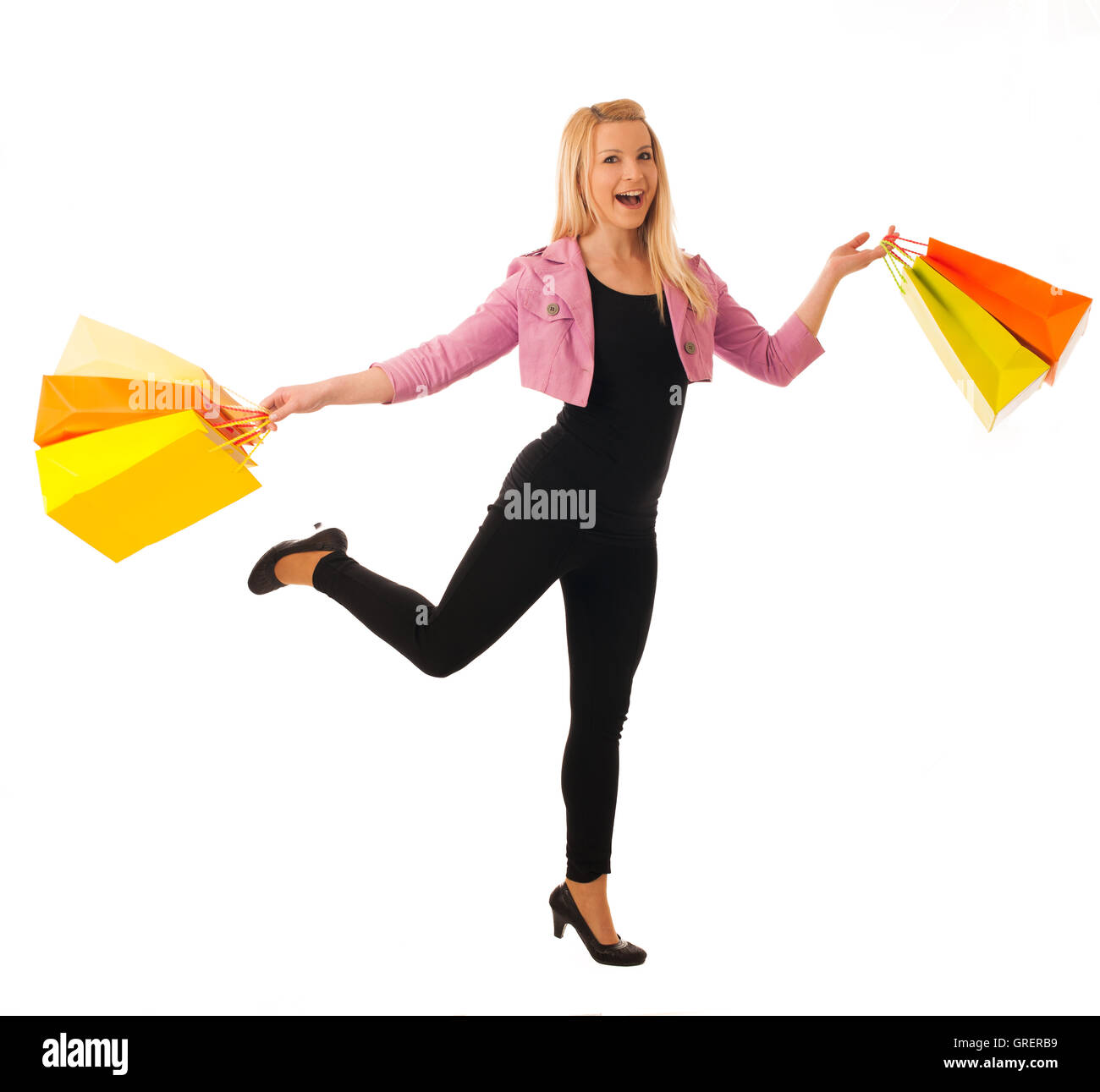 Carino donna bionda con lo shopping vibrante sacche isolate su sfondo bianco studio shot Foto Stock