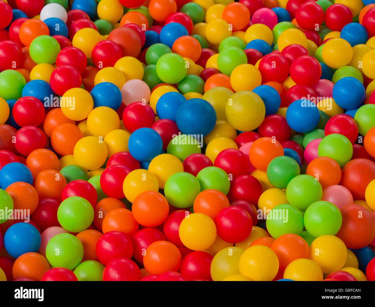 Colorato giocattolo di plastica sfere in gioco la piscina di un parco giochi  per bambini Foto stock - Alamy