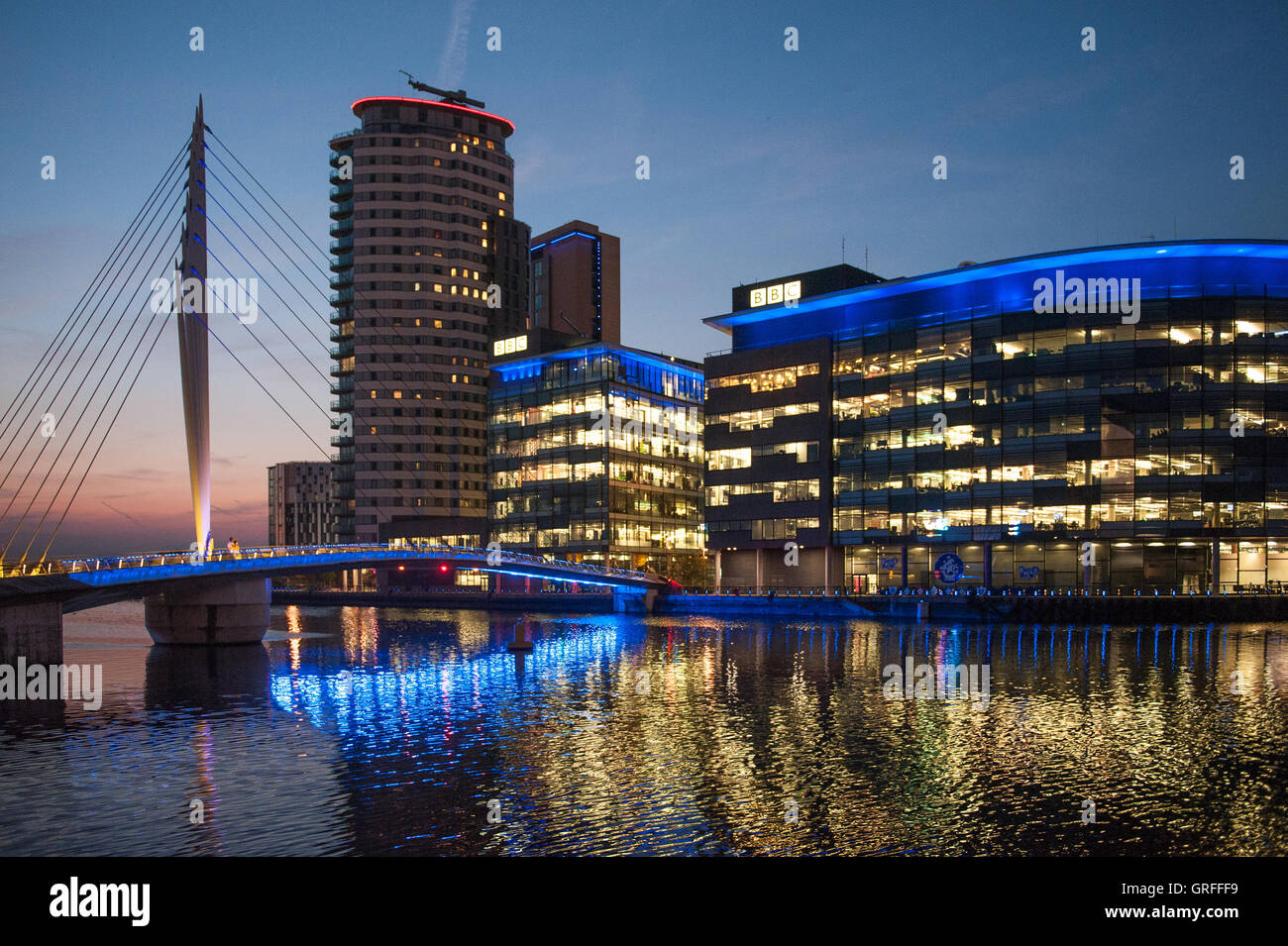 Media City uffici della BBC accesa fino al tramonto - Salford Foto Stock