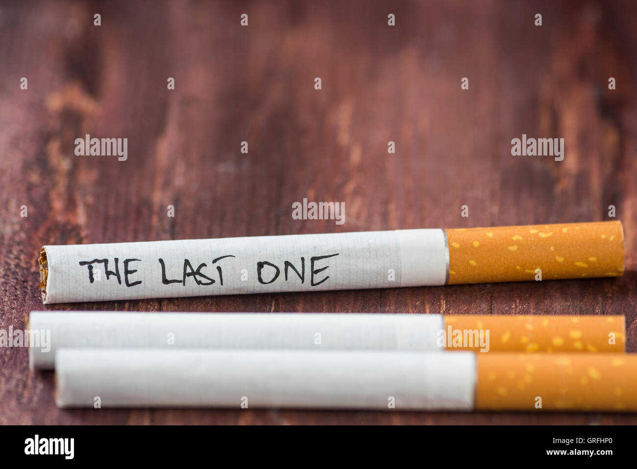 L'ultima sigaretta - smettere di fumare messaggio Foto Stock