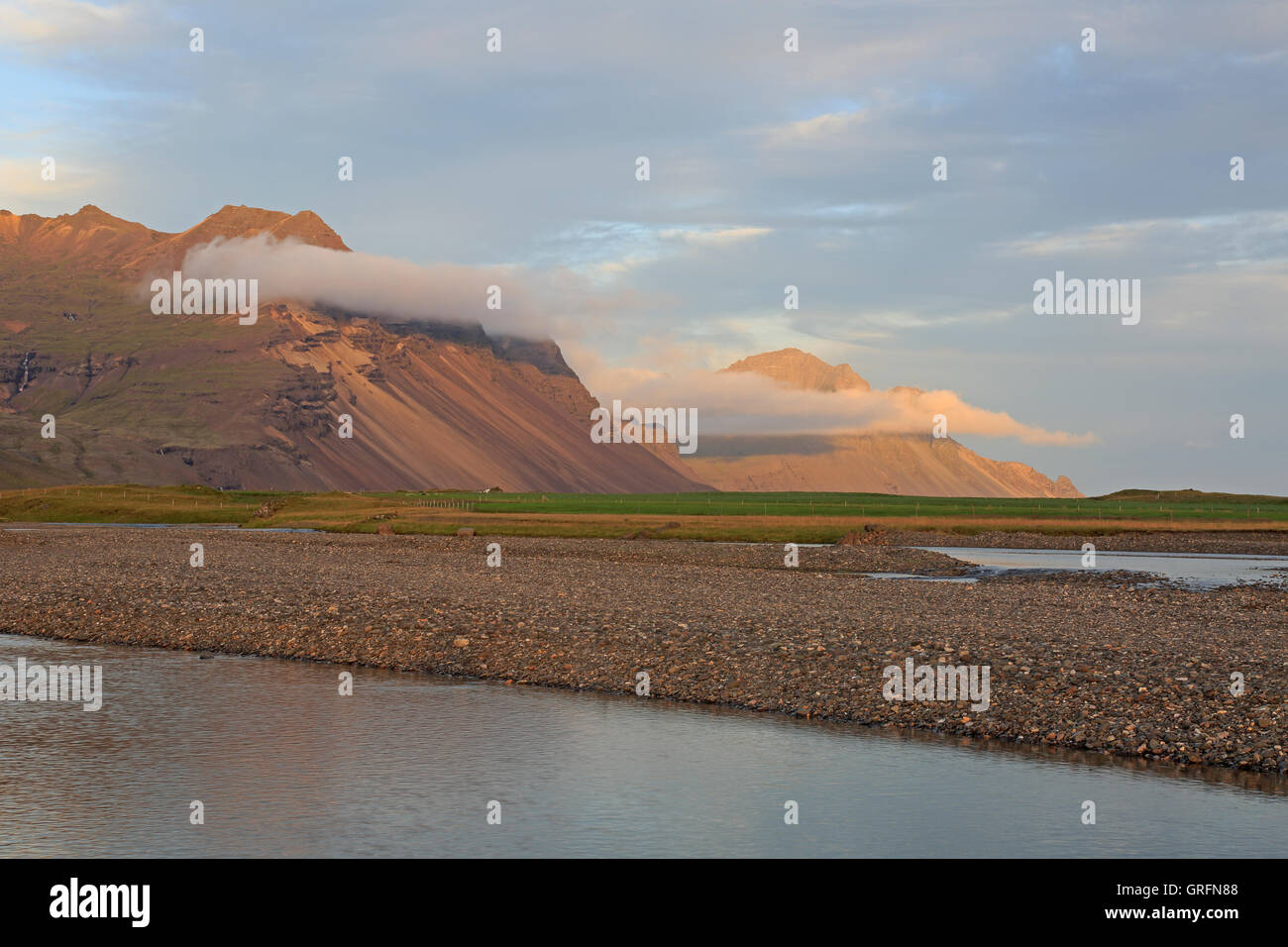 A tarda sera sun su per le montagne in Islanda Foto Stock