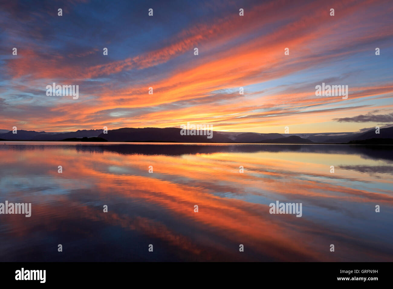 Tramonto su un lago nel sud-ovest dell'Islanda Foto Stock