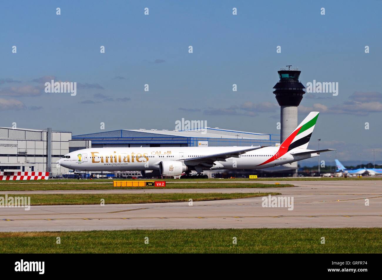 Emirates Boeing 777-300 All'aeroporto di Manchester, Manchester, Inghilterra, Regno Unito, Europa occidentale. Foto Stock