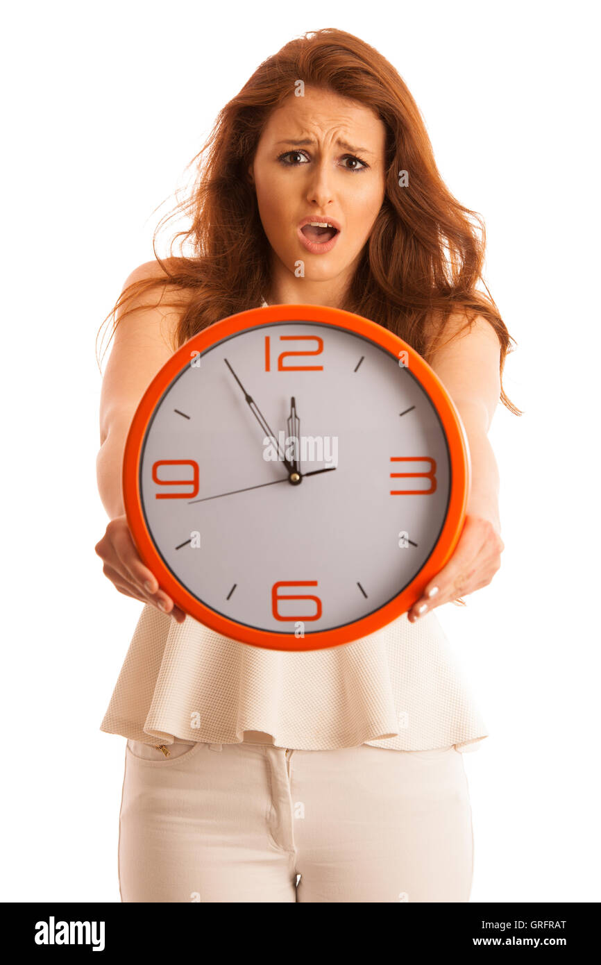La donna che mostra un orologio come un segno di essere in ritardo isolato su bianco Foto Stock