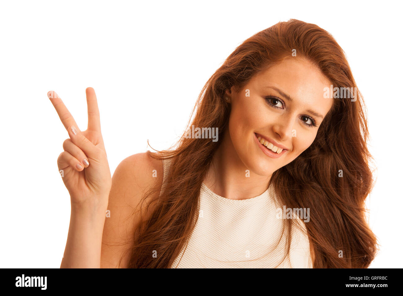 La donna che mostra V con le dita come un gesto per victoryy e successo isolato Foto Stock