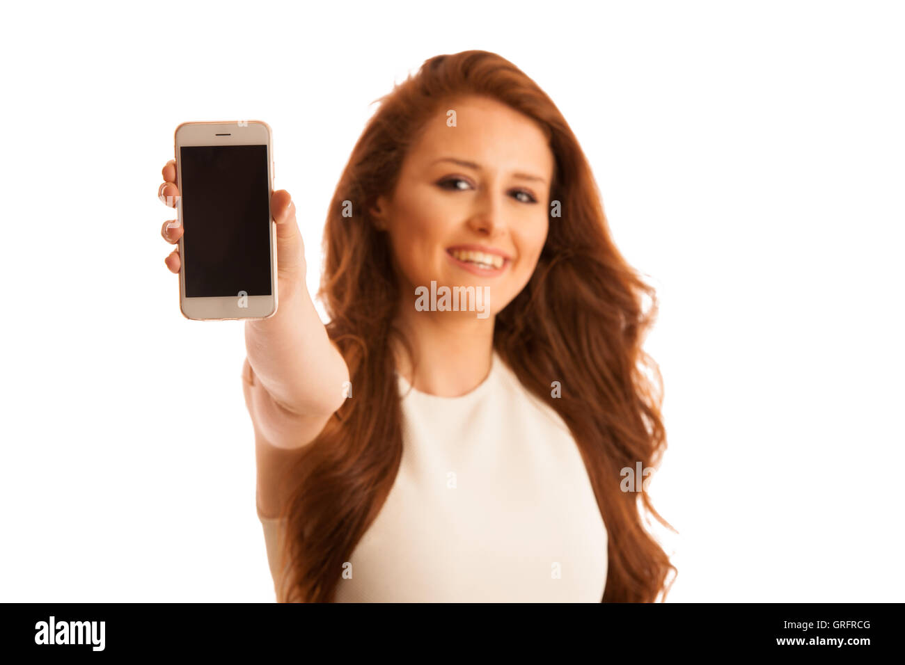 Business donna che mostra un messaggio su uno schermo di un telefono intelligente isolato su bianco Foto Stock