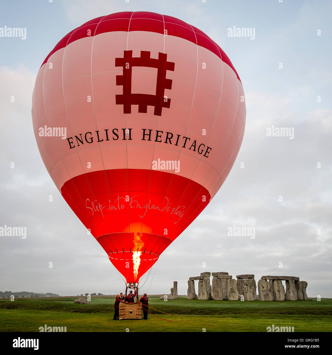 Una mongolfiera si prepara a volare al di sopra di Stonehenge, Wiltshire, dove il Sito Patrimonio Mondiale dell'UNESCO è la marcatura 30 anni di anniversario poiché essendo dato il prestigioso titolo. Foto Stock