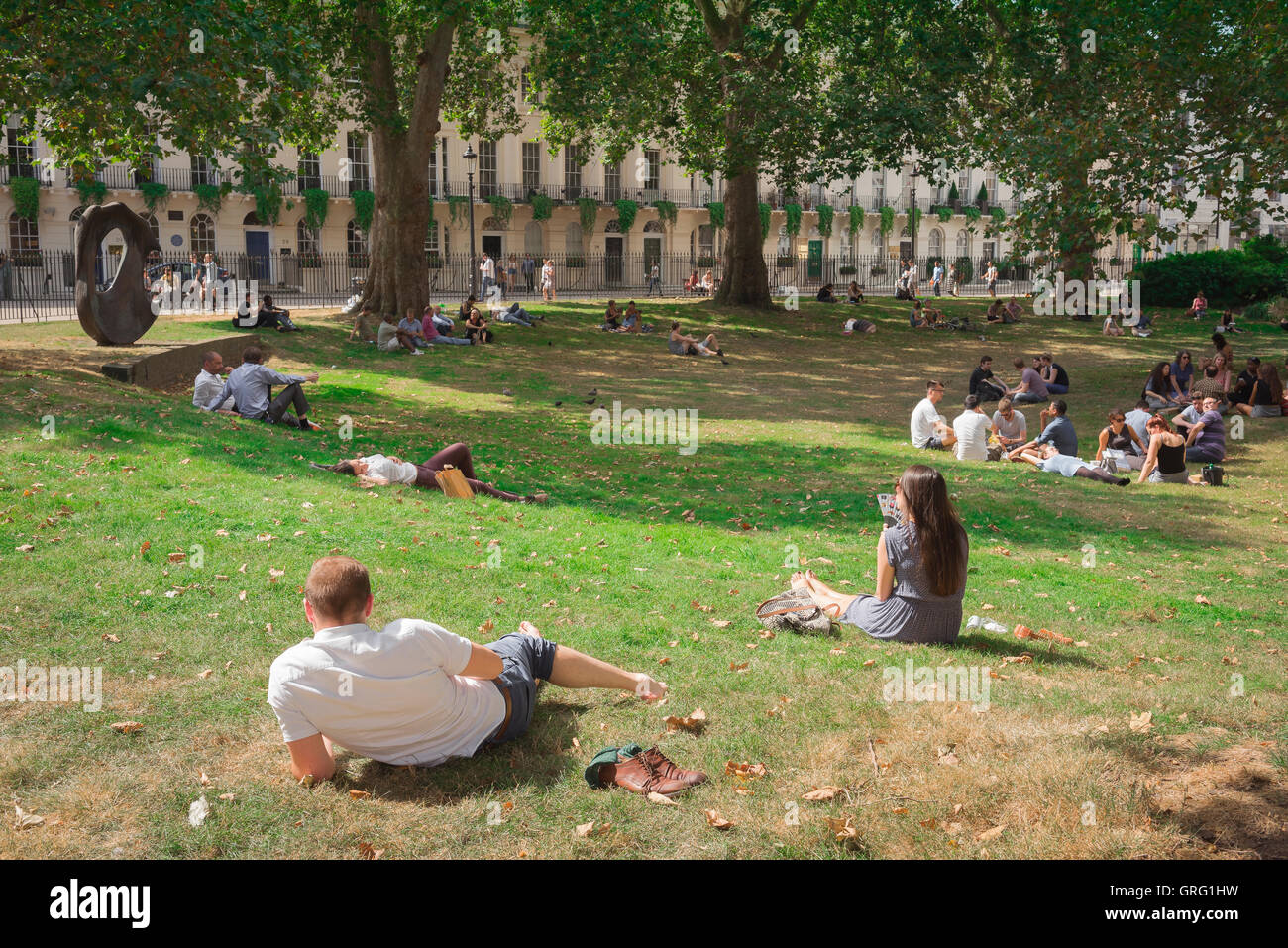 Fitzroy Square London, vista della gente che si rilassa nel Fitzroy Square Garden in un pomeriggio estivo, Londra, Inghilterra, Regno Unito. Foto Stock