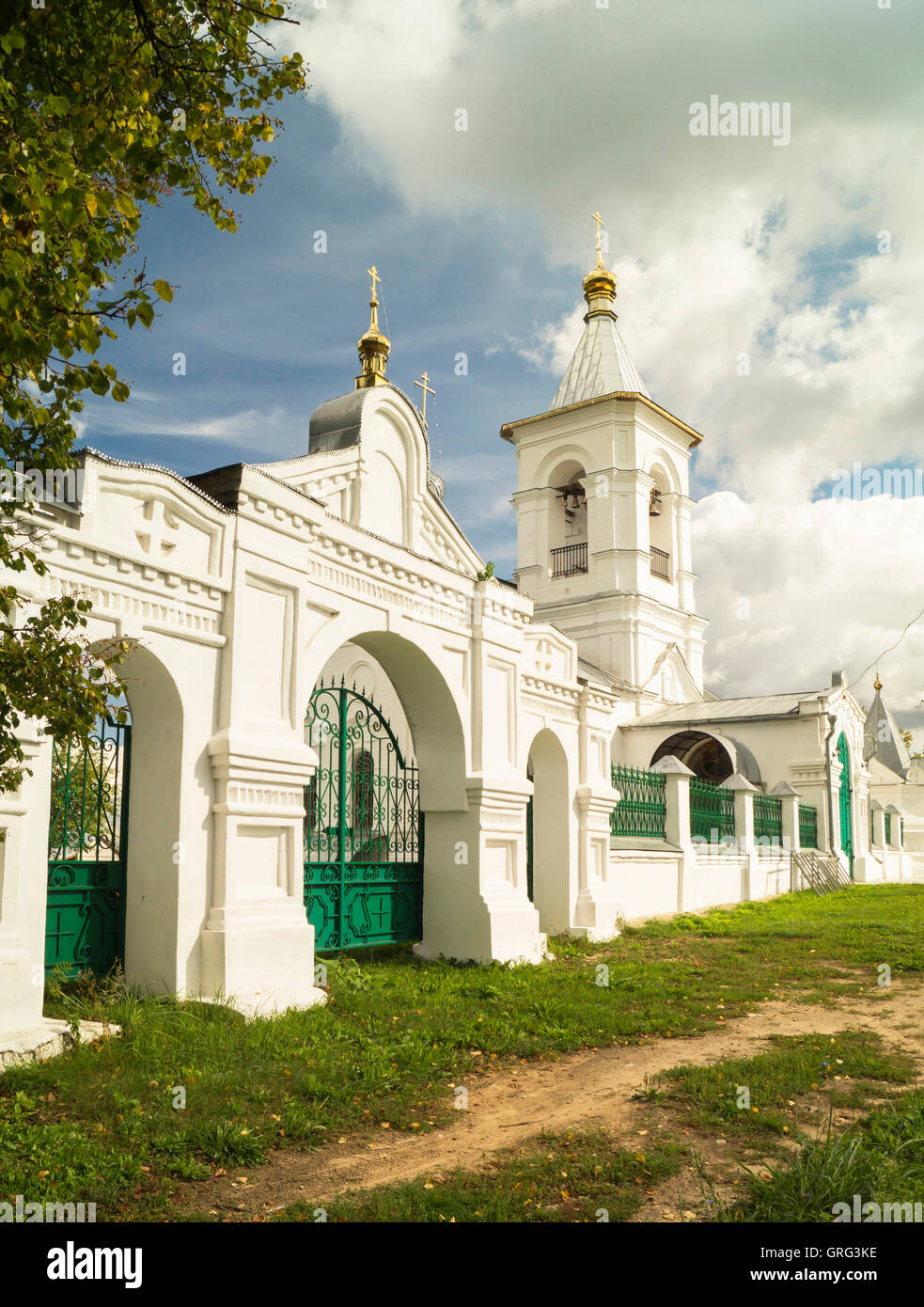 Chiesa Nikolaya Miracle Worker su sfondo blu del cielo in città Mstyora,Russia Foto Stock