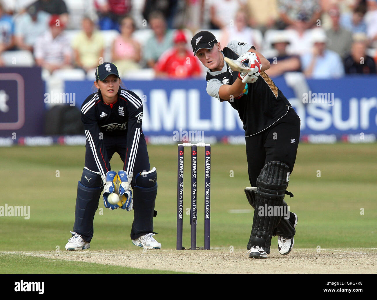 Elizabeth Perry in azione di ovatta per la Nuova Zelanda come Sarah Taylor si affaccia su - Inghilterra Donne vs Nuova Zelanda le donne - primo match della NatWest estate T20 serie di cricket a Ford County Ground, casa di Essex CCC, Chelmsford - 29/06/10 Foto Stock