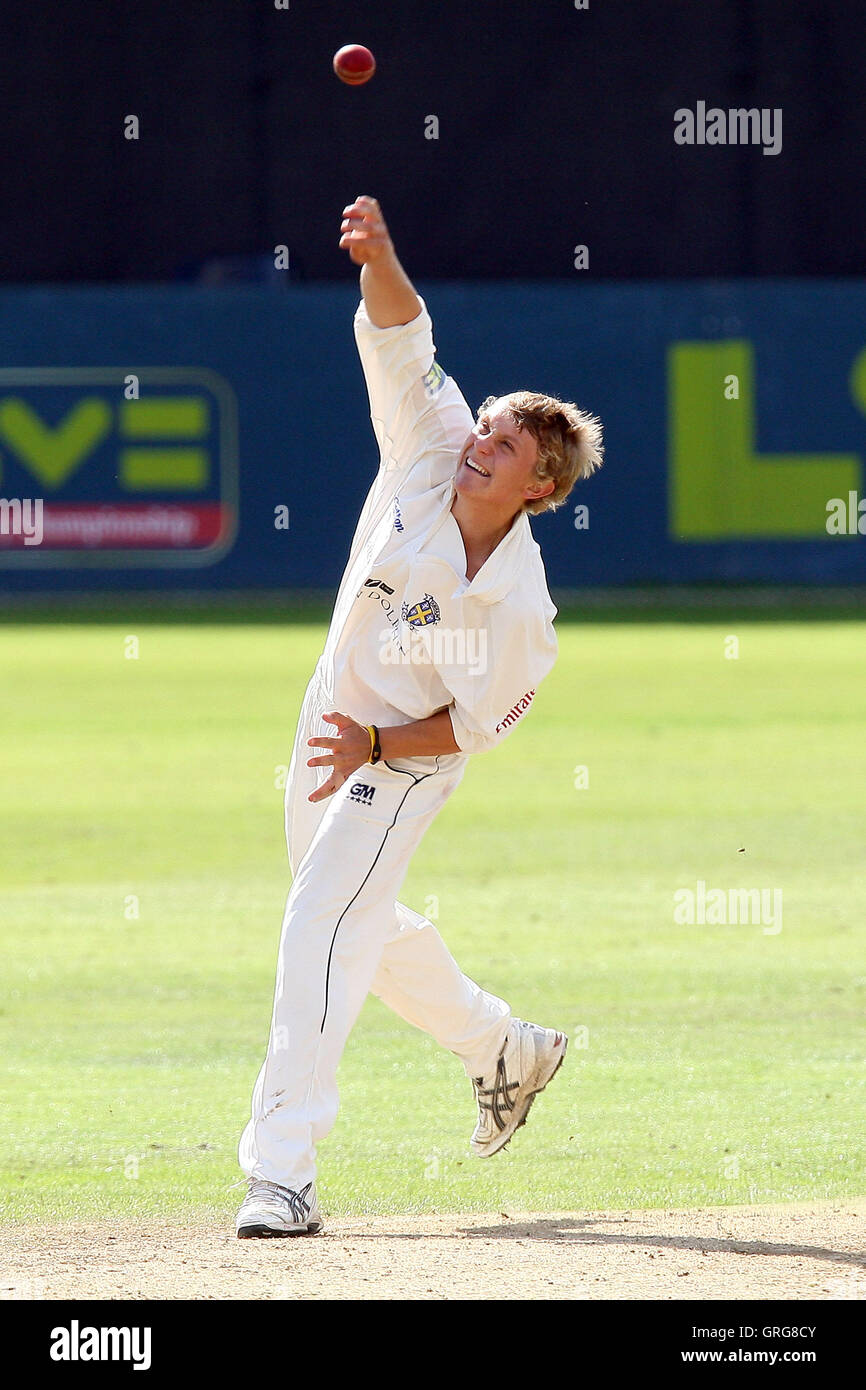 Scott Borthwick in azione di bowling per Durham - Essex CCC vs Durham CCC - LV County Cricket campionato presso la Ford County Ground, Chelmsford - 09/09/10 Foto Stock