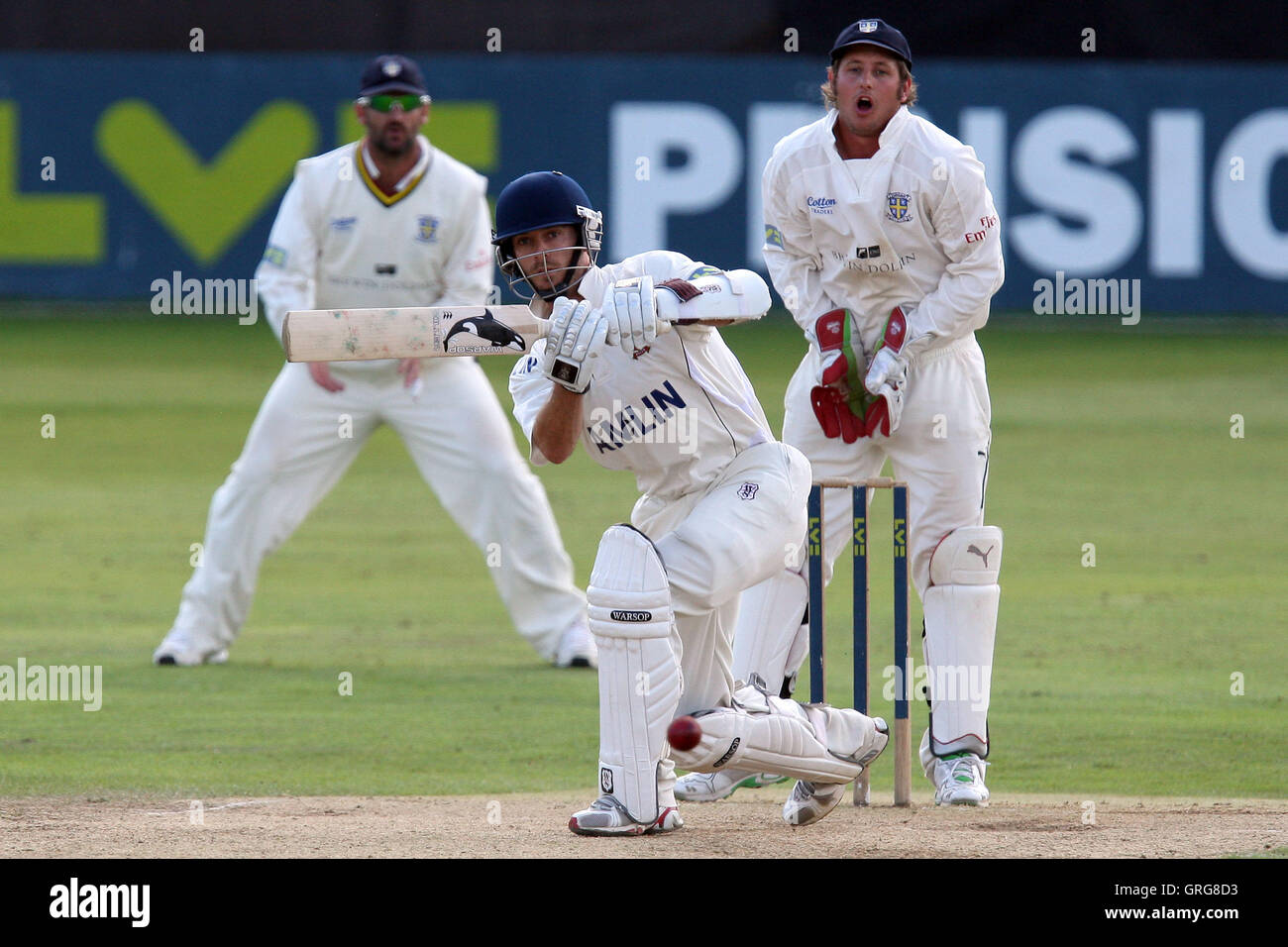 James Foster in azione di ovatta per Essex - Essex CCC vs Durham CCC - LV County Cricket campionato presso la Ford County Ground, Chelmsford - 09/09/10 Foto Stock