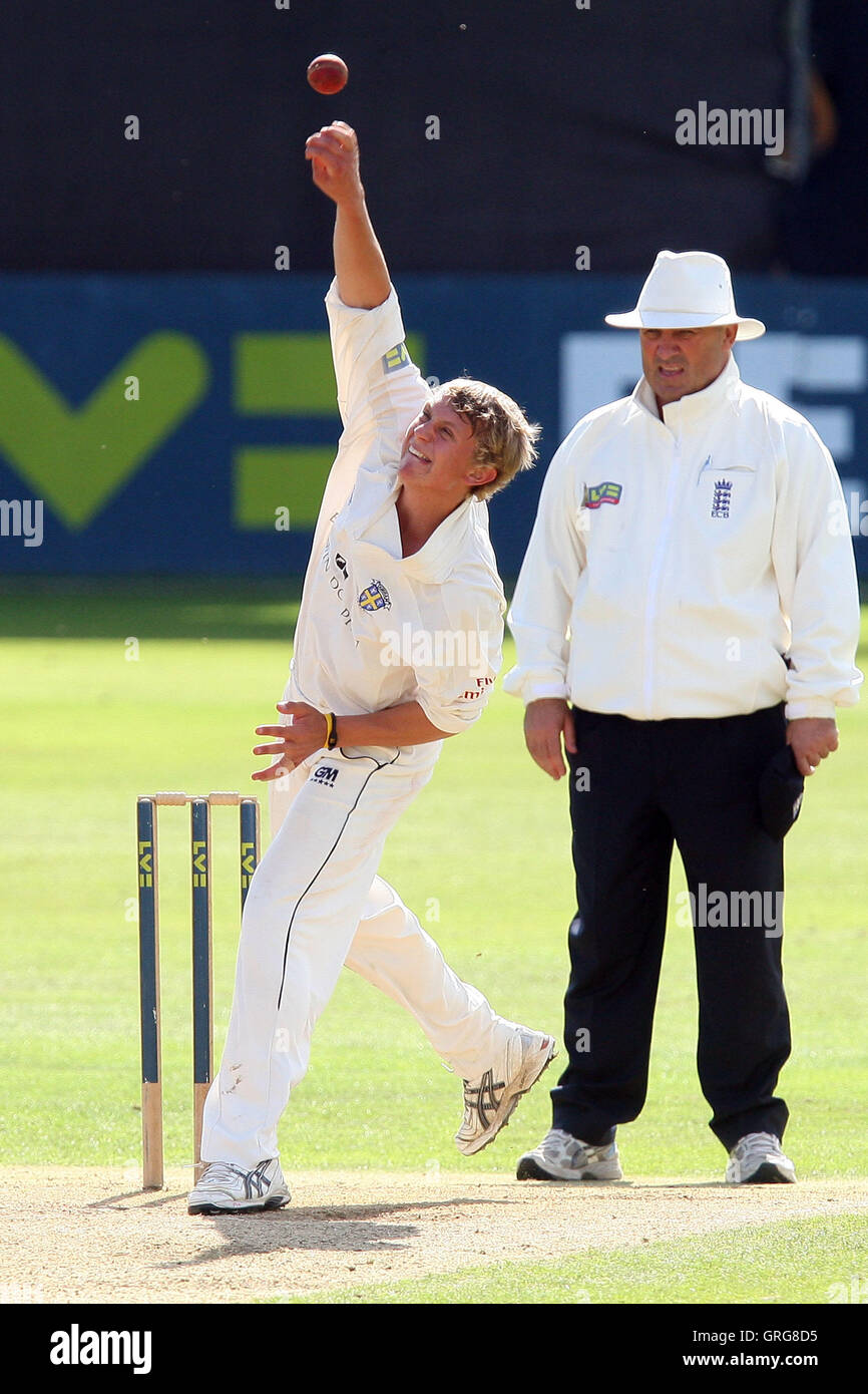 Scott Borthwick in azione di bowling per Durham - Essex CCC vs Durham CCC - LV County Cricket campionato presso la Ford County Ground, Chelmsford - 09/09/10 Foto Stock