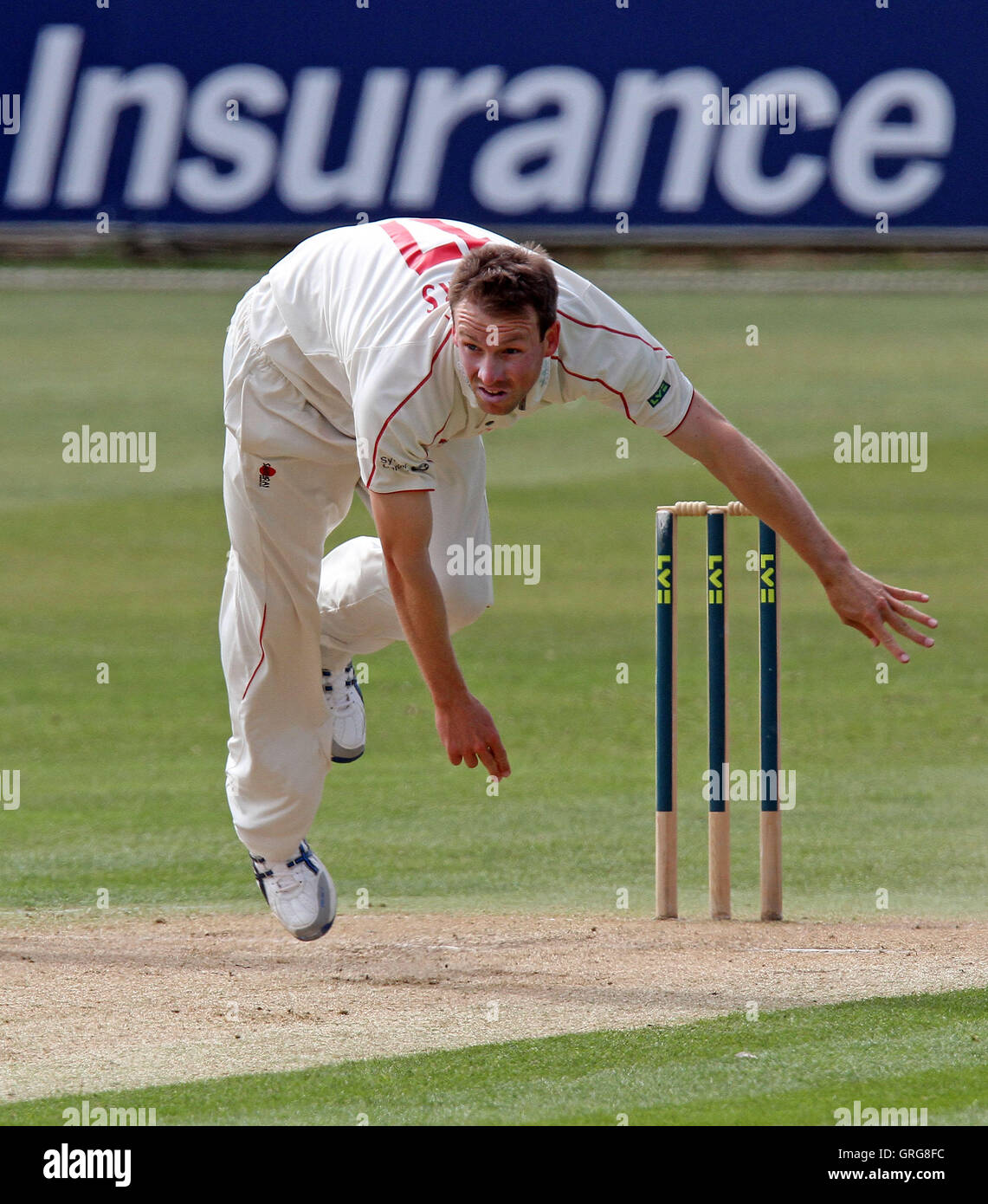 Huw Acque in azione di bowling per Glamorgan - Essex CCC vs Glamorgan CCC - LV County Championship Division due Cricket presso la Ford County Ground, Chelmsford - 27/04/11 Foto Stock