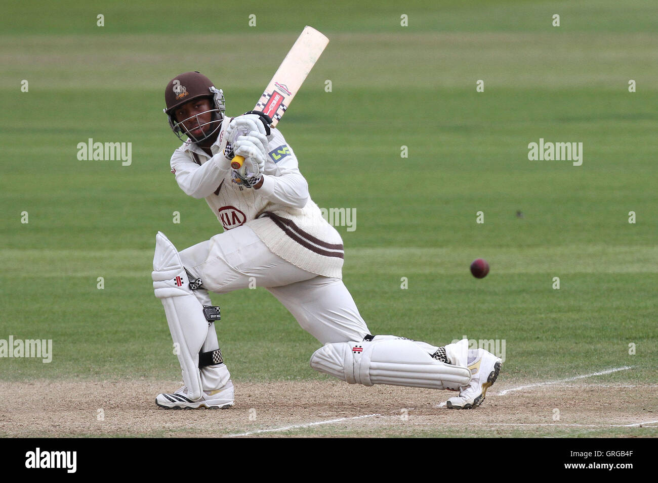 Chris Jordan in azione di ovatta per Surrey - Essex CCC vs Surrey CCC - LV County Championship Division due Cricket presso la Ford County Ground, Chelmsford Essex - 09/09/11 Foto Stock