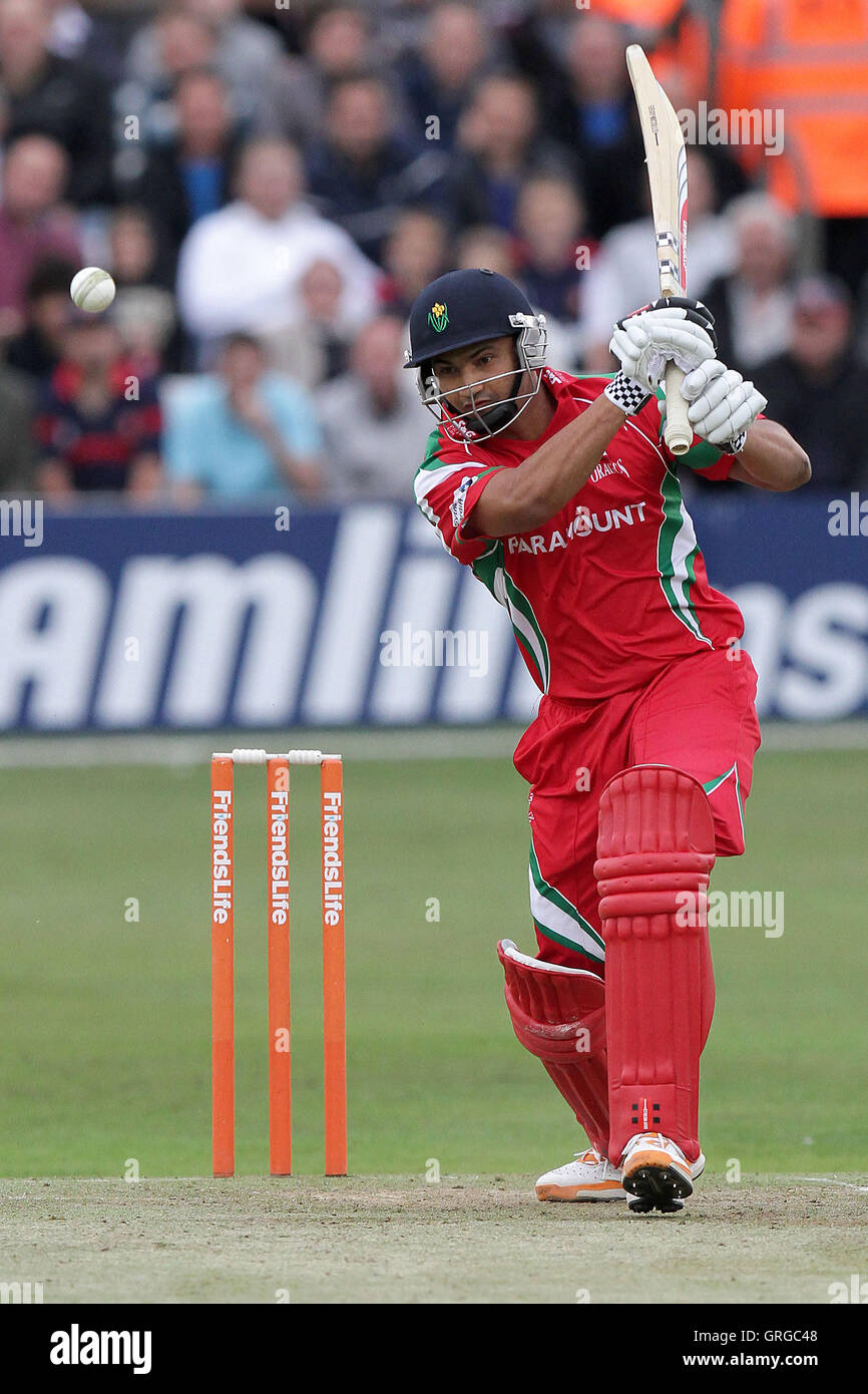 Alviro Petersen in azione di ovatta per Glamorgan - Essex Eagles vs Glamorgan Dragons - Amici vita T20 Cricket la Ford County Ground, Chelmsford Essex - 08/07/11 Foto Stock