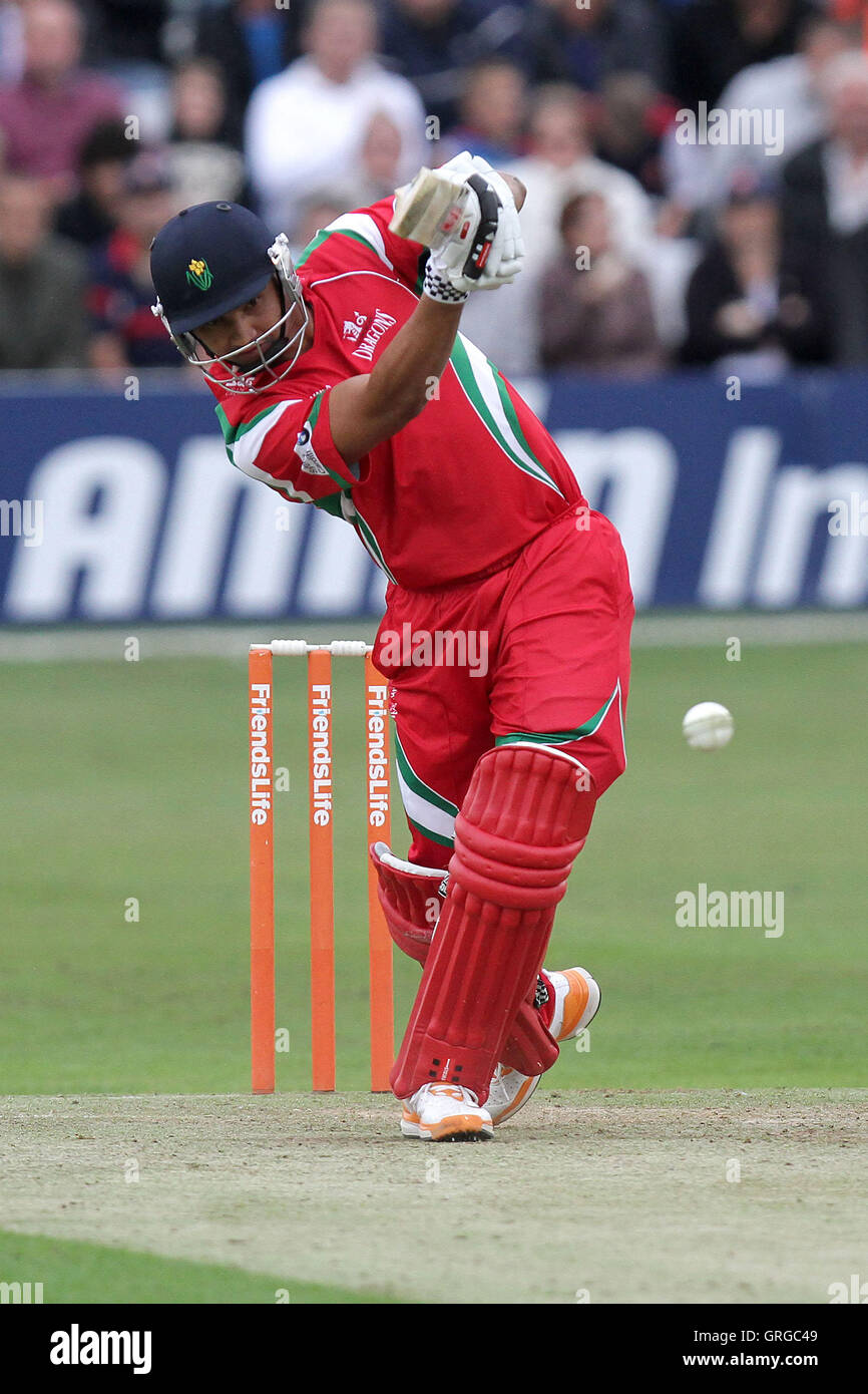 Alviro Petersen in azione di ovatta per Glamorgan - Essex Eagles vs Glamorgan Dragons - Amici vita T20 Cricket la Ford County Ground, Chelmsford Essex - 08/07/11 Foto Stock