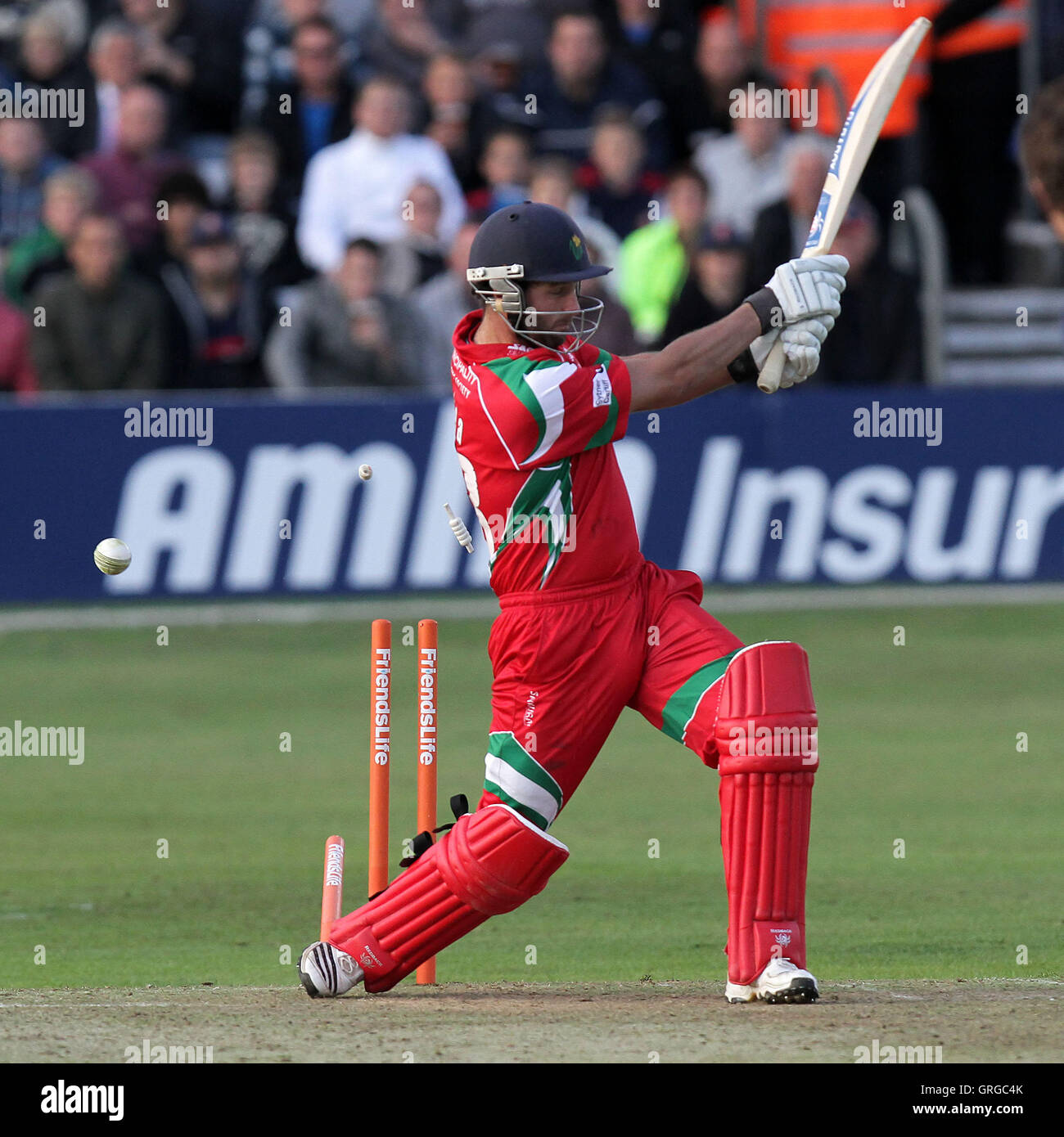 Mike O'Shea of Glamorgan è colpiti da Tim Southee - Essex Eagles vs Glamorgan Dragons - Amici vita T20 Cricket la Ford County Ground, Chelmsford Essex - 08/07/11 Foto Stock