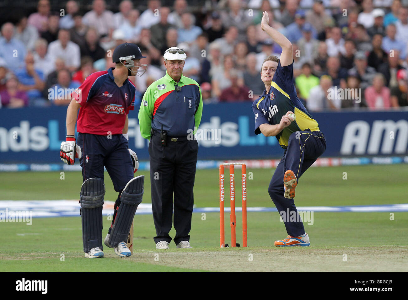 Scott Styris in azione di bowling per Essex - Essex Eagles vs Kent Spitfires - Amici vita T20 Cricket presso la Ford County Ground, Chelmsford Essex - 15/07/11 Foto Stock