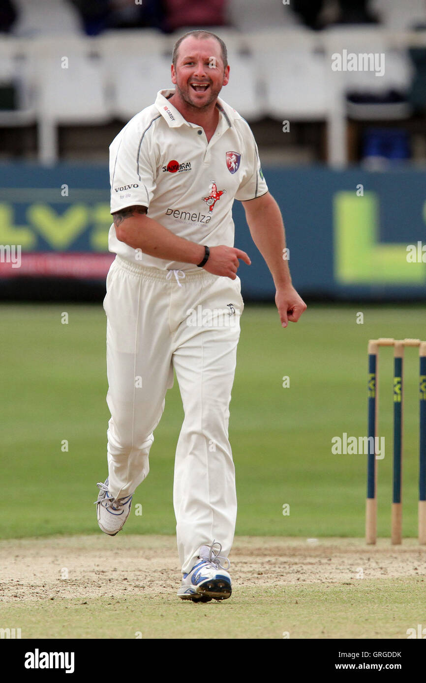 Darren Stevens di Kent celebrartes il paletto di Owais Shah - Kent CCC vs Essex CCC - LV County Championship Division due Cricket - 31/08/11 Foto Stock