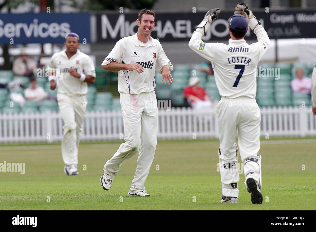 David Masters di Essex celebra il paletto di volontà Jefferson - Leicestershire CCC vs Essex CCC - LV County Championship Division due Cricket di Grace Road, Leicester - 11/07/11 Foto Stock