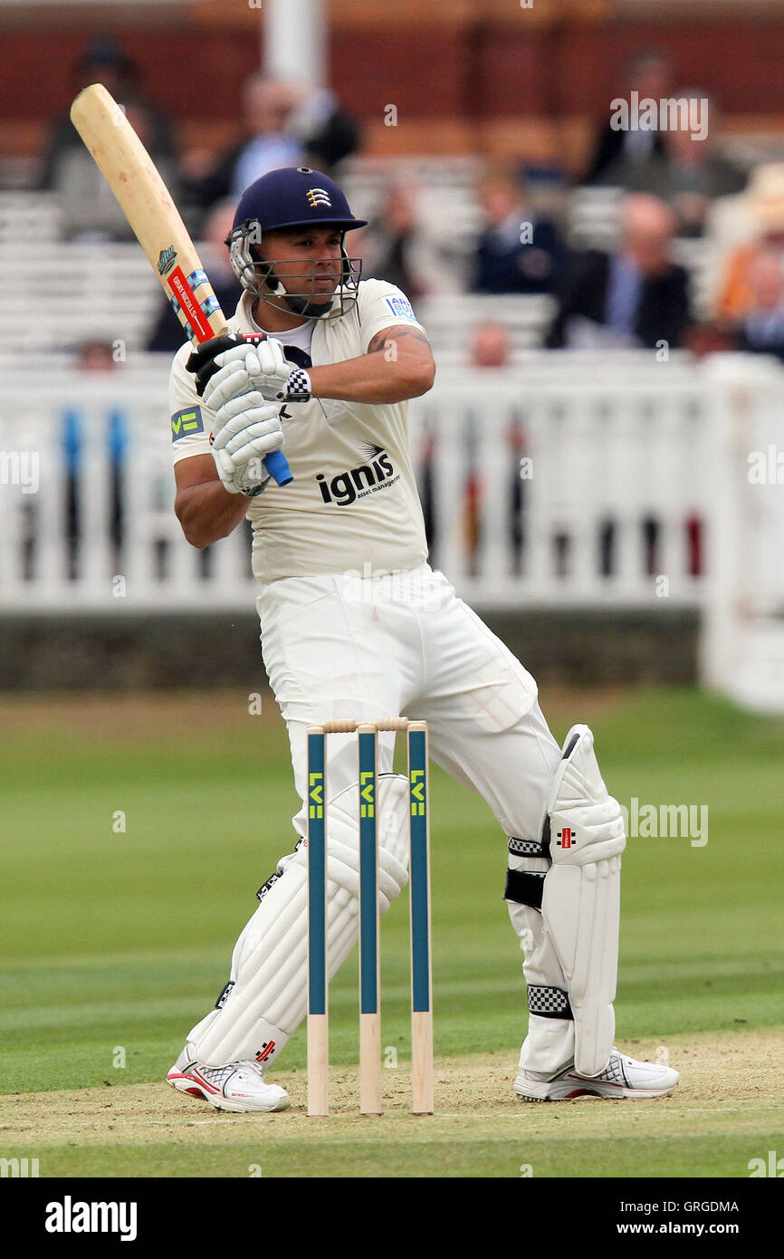 Scott Newman in azione di ovatta per Middlesex - Middlesex CCC vs Essex CCC - LV County Championship Division due signori a massa - 14/04/11 Foto Stock