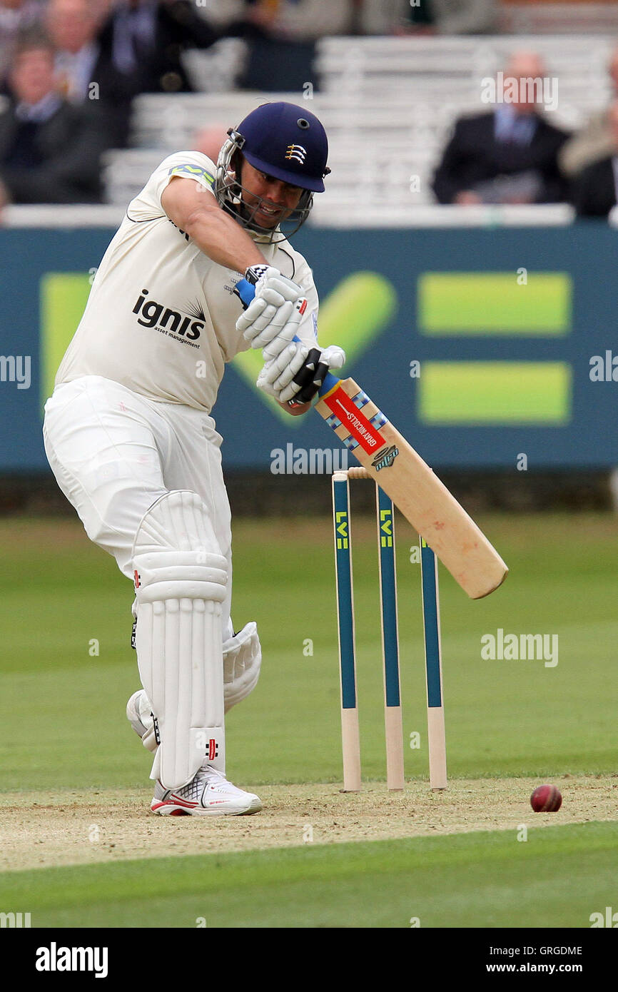 Scott Newman in azione di ovatta per Middlesex - Middlesex CCC vs Essex CCC - LV County Championship Division due signori a massa - 14/04/11 Foto Stock