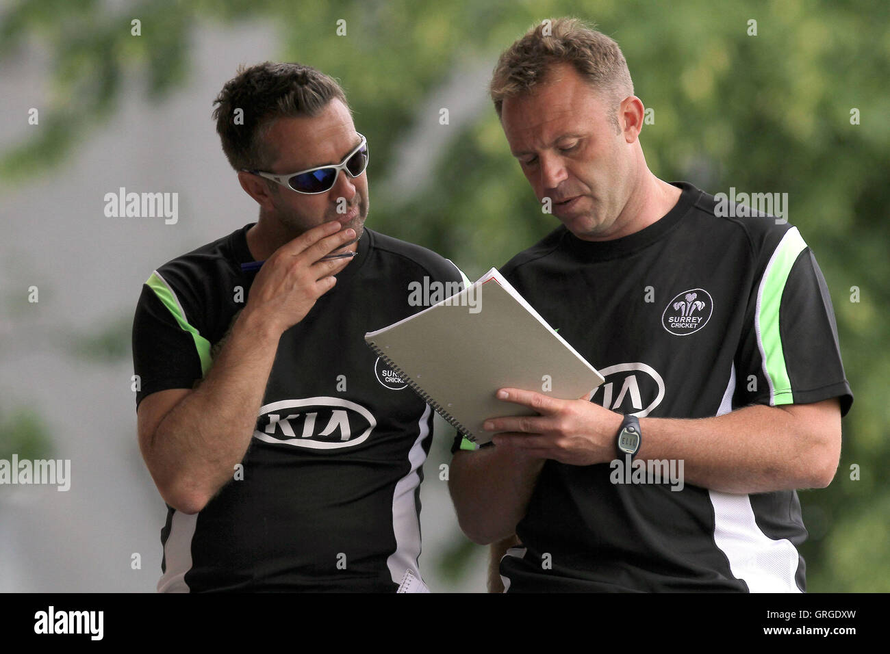 Surrey head coach Chris Adams (R) parla le tattiche in home team spogliatoio balcone - Surrey CCC vs Essex CCC - LV County Championship Division due Cricket a Whitgift School - 20/05/11 Foto Stock