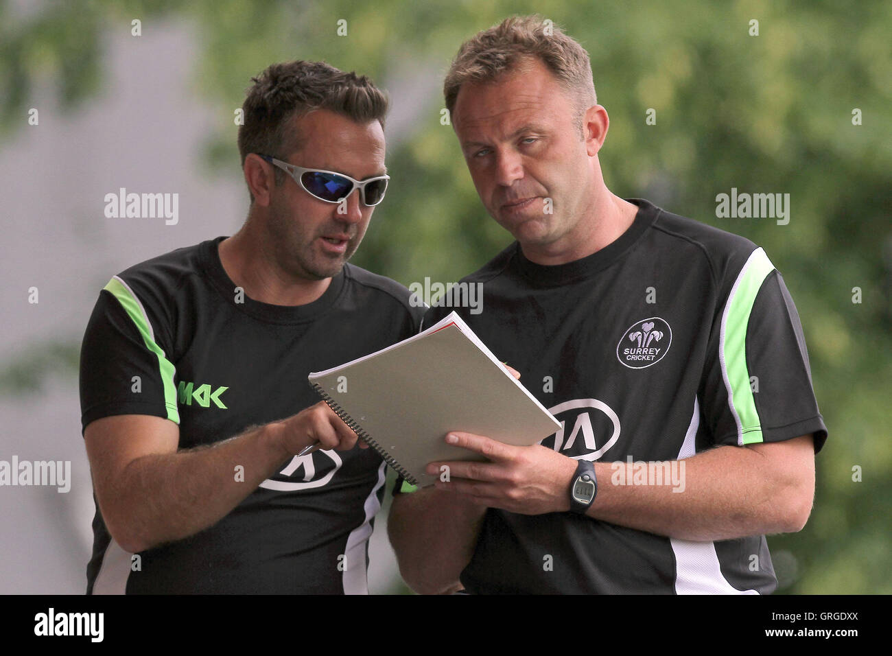 Surrey head coach Chris Adams (R) parla le tattiche in home team spogliatoio balcone - Surrey CCC vs Essex CCC - LV County Championship Division due Cricket a Whitgift School - 20/05/11 Foto Stock