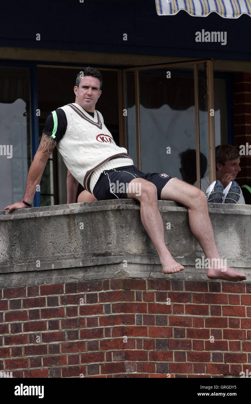 Kevin Pietersen di Surrey si siede sulla home spogliatoio balcone a Whitgift School - Surrey CCC vs Essex CCC - LV County Championship Division due Cricket a Whitgift School - 20/05/11 Foto Stock