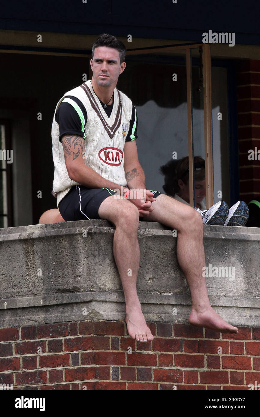 Kevin Pietersen di Surrey si siede sulla home spogliatoio balcone a Whitgift School - Surrey CCC vs Essex CCC - LV County Championship Division due Cricket a Whitgift School - 20/05/11 Foto Stock