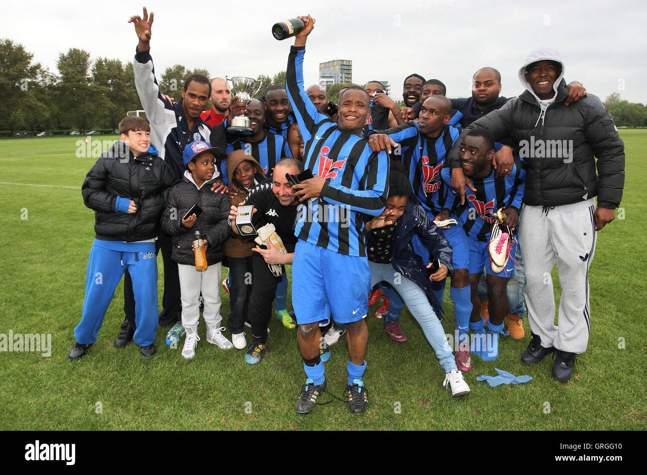 Lapton celebrare con il cup - Lapton vs Black meteore - Hackney & Leyton Domenica League Dickie Davies Cup finale di calcio Sou Foto Stock